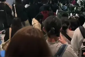 亲历者讲述“杭州南站出口大面积拥堵”：有人尖叫，有人高喊开闸放人图片