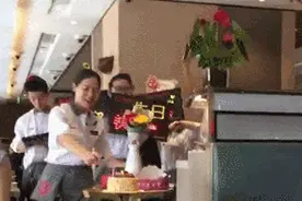 没给棉花娃娃过生日？网友抱怨在海底捞\"受冷落\"! 留言炸了图片