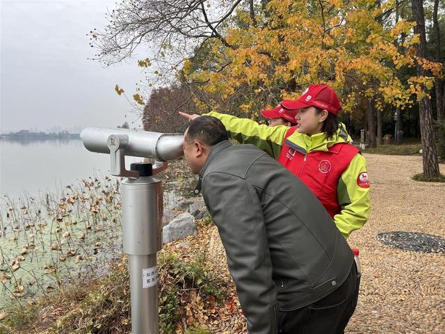 武汉文旅志愿者守护东湖飞鸟，绘就生态文旅画卷