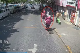 遇到老人等一等、让一让，这名公交司机彰显岛城文明图片