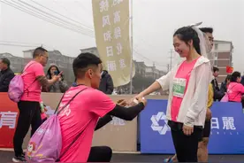 结束爱情长跑，消防员在仙桃马拉松赛场上求婚成功图片