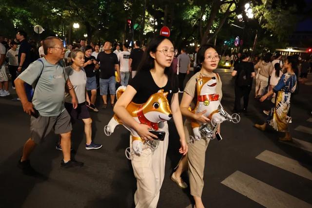 这周末的新民大街又有惊喜！走，去打卡董宇辉同款！