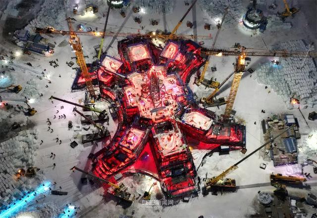 施工正酣！冰雪大世界超级冰滑梯初显“长城”雄姿