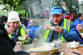 冬至，他摆60多桌街头“坝坝席”，请环卫工免费吃羊肉汤图片