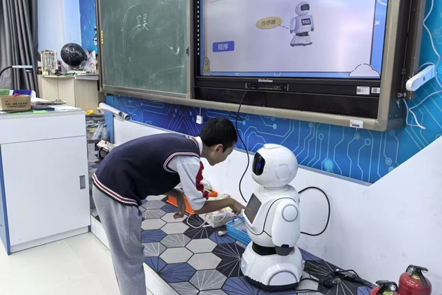 AI重构“育人为本”新课堂！海淀积极探索数字化教育新路径