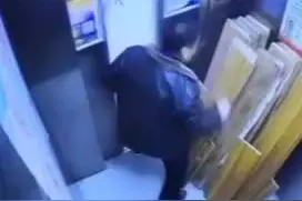 太危险了！粗心工人用木地板挡电梯门致电梯门损坏图片