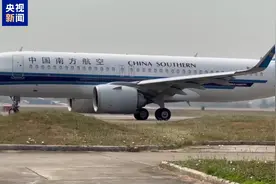 独家视频丨中方首架包机飞离泰国湄索机场 运送缅甸电诈园区被遣返人员回国图片