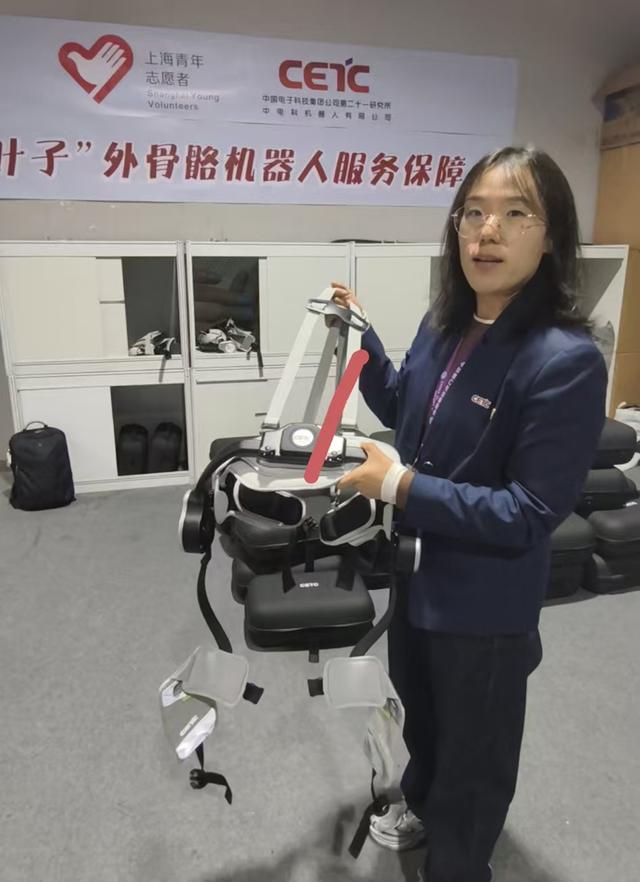 进博会志愿者“小叶子”穿戴外骨骼，腿部肌肉疲劳度降低超25%