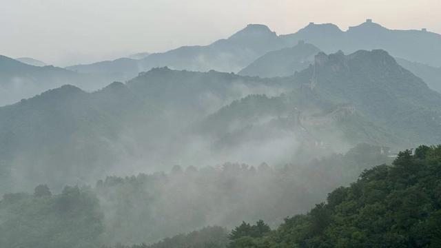 河北滦平：烟雨长城 云雾缭绕