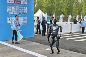 全程21公里完赛即英雄！全球首个人形机器人半程马拉松北京亦庄开跑图片