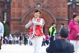 国庆假期首日，“尔滨”游人如织图片