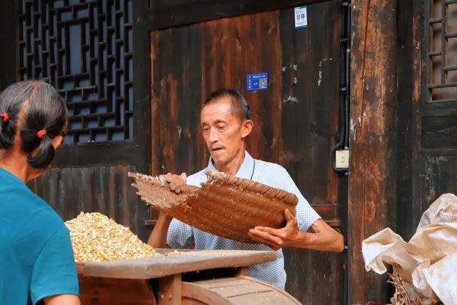 吊脚楼上晒秋光，彭家寨里慢尝烟火人间