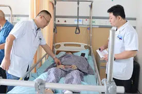 老人左腿又红又肿，竟是“罕见菌”藏身其中图片