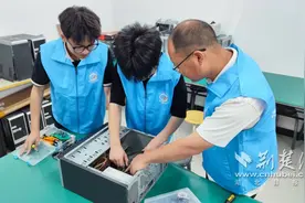 真实！他们在武交院校园里维修软硬件图片