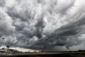 雷暴、大风！局部暴雨！湖北一地多架航班无法降落，部分公交绕行图片
