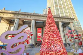 “灵蛇”出没？上海环球港蛇年新春氛围足，暖心暖胃过大年图片