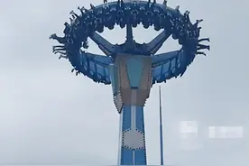 惊了！大摆锤“停摆”，游客倒挂空中！图片