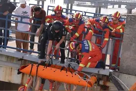 赶海老人摔下4米海堤，众人秒变人形“起重机”图片