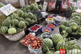 小丽逛菜场|西瓜一块钱一斤，桃子十块钱三斤 应季瓜果扎堆上市价格实惠图片