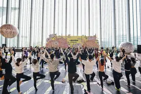 首秀进博会，露露乐蒙在场馆内举办百人瑜伽图片