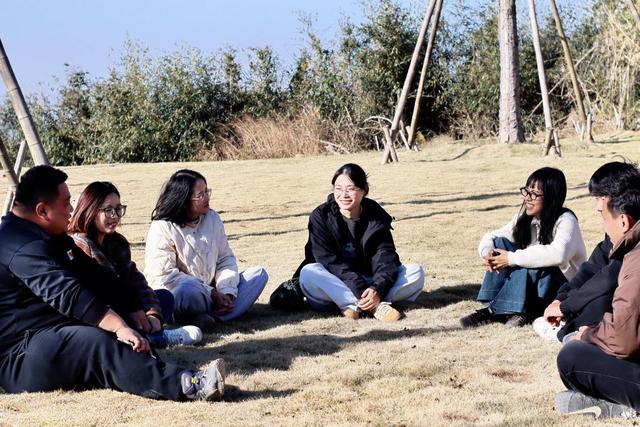 秋山“喊”你来打卡！杭州余杭鸬鸟镇青年登山解锁绝美风光