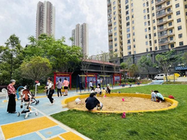 喜讯捎给总书记〡湖北武汉东湖新技术开发区智苑社区居民：小区建设蒸蒸日上 幸福生活越过越甜