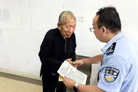 “济南交警顶呱呱”：八旬老人手写感谢信，点赞济南交警暖心相助图片