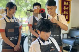 女理发师去哪了？专业分流后19人美发班18名男生图片