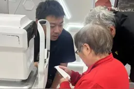 老人一顿饭就吃一碗素面，子女在海外！面馆老板听说后……图片