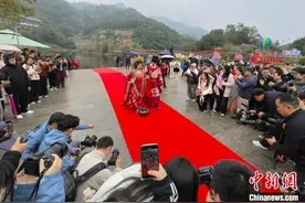 桃花为媒 福建永春古风姻缘会再现闽南传统婚俗图片