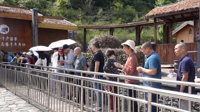 千年布依古寨迎客流高峰 镇宁高荡“双节”前三天游客破8000人次