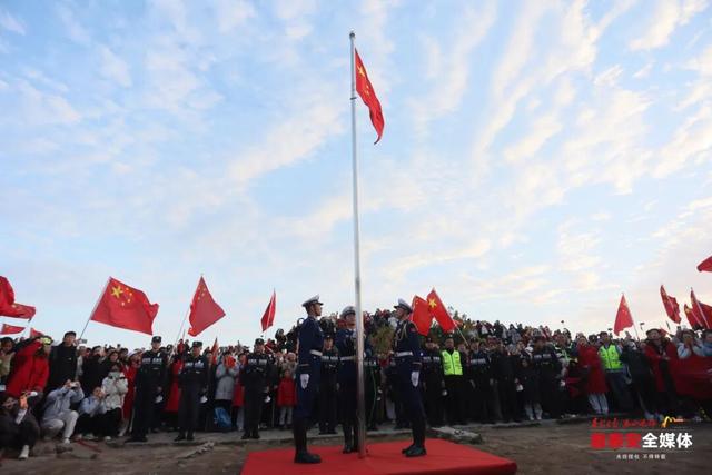 日出泰山，满山尽是中国红！今天，我们在泰安，祝福伟大祖国：繁荣昌盛、国泰民安！