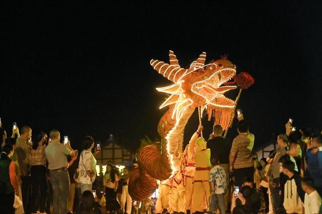 点亮百米竹龙，邛崃“村糖会”热闹非凡