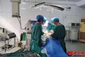 平度市第四人民医院成功为高龄老人实施人工股骨头置换术图片