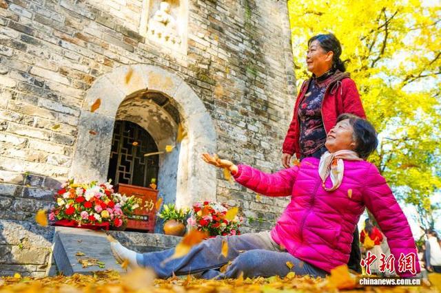 湖北襄阳秋色如画游人如织