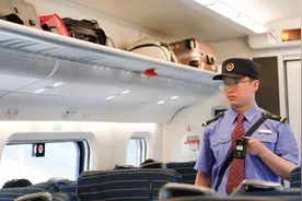 车厢里为啥总有人拍照？网友：原因没想到图片