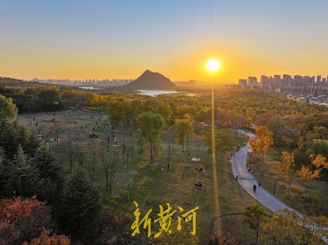 五彩斑斓入画来！卧牛山秋日氛围感拉满 | 新黄河AI音乐