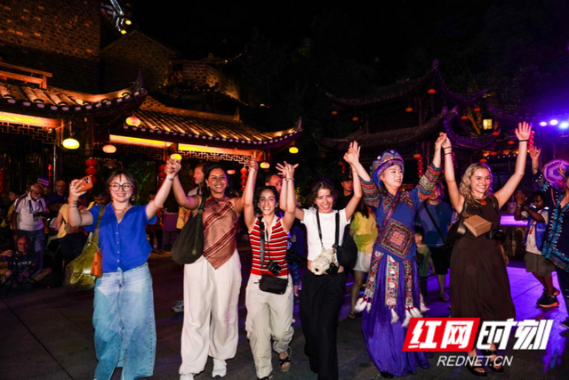 文旅出海“圈粉”全球游客 芙蓉镇的蝶变之路