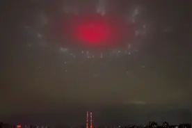 重庆夜空出现红、白光斑，原来是“两根烟囱映上天”图片
