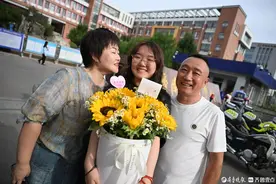 高考恰逢18岁生日，爸爸妈妈送来大捧向日葵图片