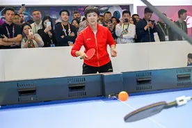 进博直击｜“人机融合”的未来，机器人和乒乓球世界冠军对决图片