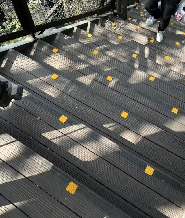 登山台阶的反光贴塑料薄膜直接扔山里？马家坞管理方：已完成清理