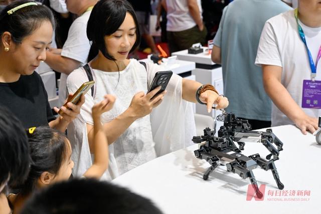 图集丨直击“2025世界机器人大会”：是帮手也是玩伴  人形机器人密集上新