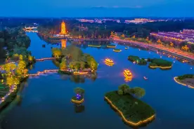 长城脚下泛舟“妫河夜画”，八达岭长城入境游火热图片