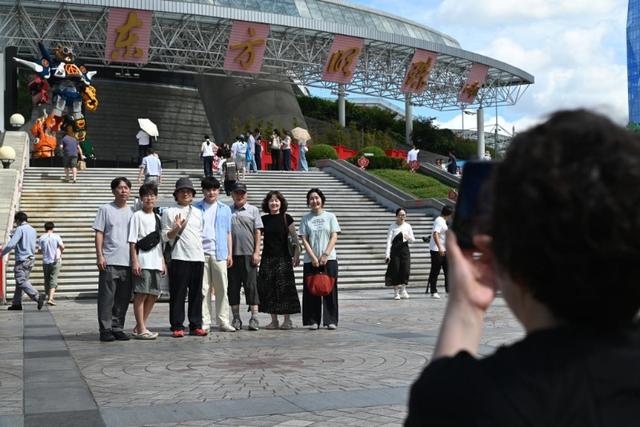 暑期入境游持续升温 外国游客缘何日益钟爱“China Travel”？