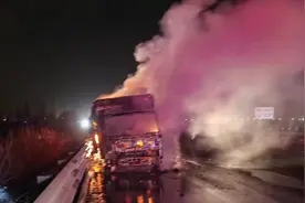 “开胃式”救援！3吨陈醋在高速上“煮熟”图片