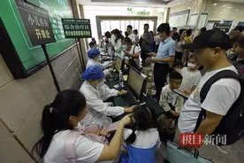 入伏首日，万余市民赶赴湖北省中医院，趁“热”贴灸增补阳气图片