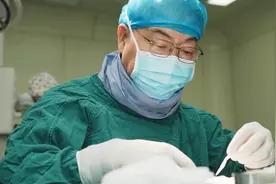 8岁新疆男孩摆脱先天残缺有了新耳朵！上海专家完成南疆首例“再造耳”手术图片