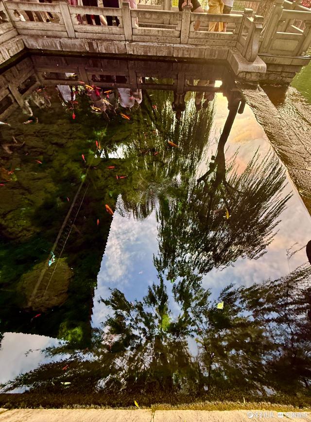 夕阳下的黑虎泉护城河