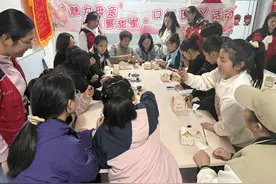 以唇色为笺，书写爱的告白——福山区汇福街社区母亲节口红DIY温情绽放图片